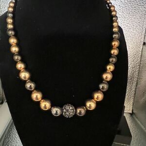 Necklace with graduated beads in gold tone and black with extender